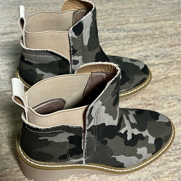 NWOB Nicole Miller Camo ankle boots - Picture 9 of 16